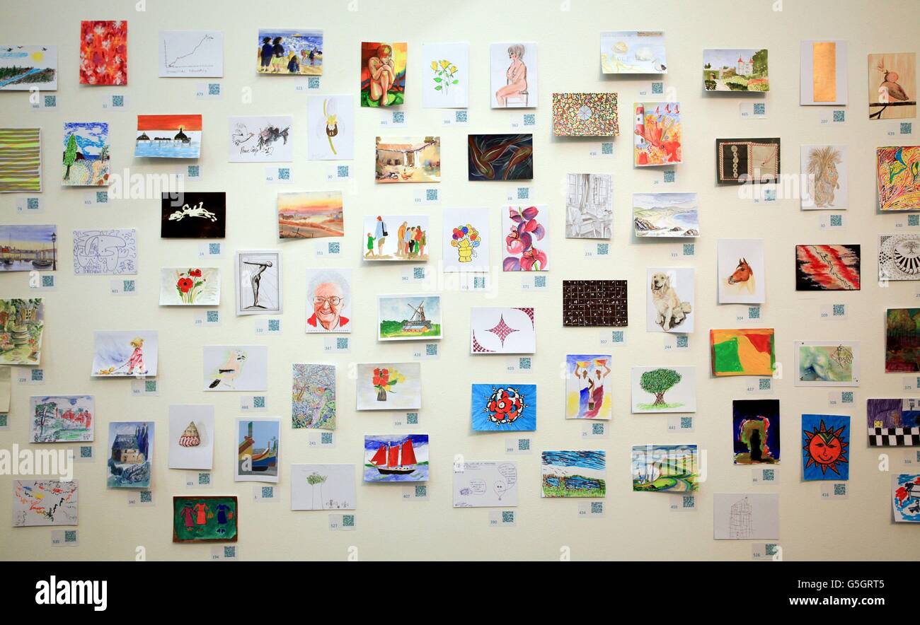 Cartes postales peintes dans le cadre de l'exposition et de la vente aux enchères Big Art Secret, qui comprennent des œuvres originales de Tracy Emin, David Hockney et David Cameron à la galerie Toor d'Eastbourne, dans l'est du Sussex, en aide à l'Hospice de St Wilfrid. Banque D'Images
