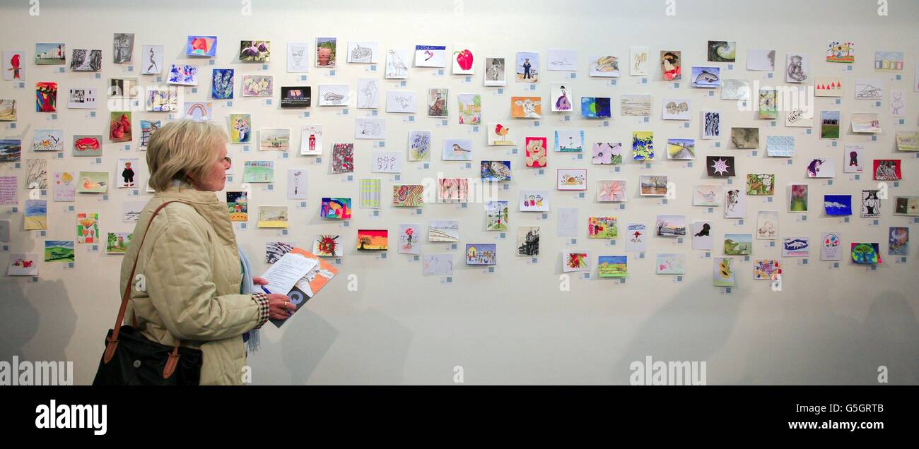 Les membres du public ont peint des cartes postales lors de l'exposition et de la vente aux enchères Big Art Secret, qui comprennent des œuvres originales de Tracy Emin, David Hockney et David Cameron à la galerie Toowner d'Eastbourne, dans l'est du Sussex, en aide à l'Hospice de St Wilfrid. Banque D'Images