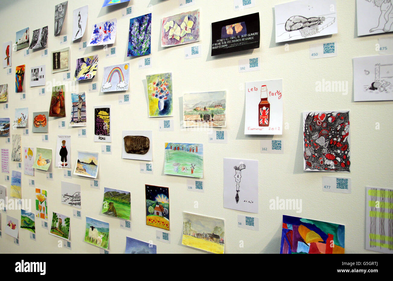 Cartes postales peintes dans le cadre de l'exposition et de la vente aux enchères Big Art Secret, qui comprennent des œuvres originales de Tracy Emin, David Hockney et David Cameron à la galerie Toor d'Eastbourne, dans l'est du Sussex, en aide à l'Hospice de St Wilfrid. Banque D'Images