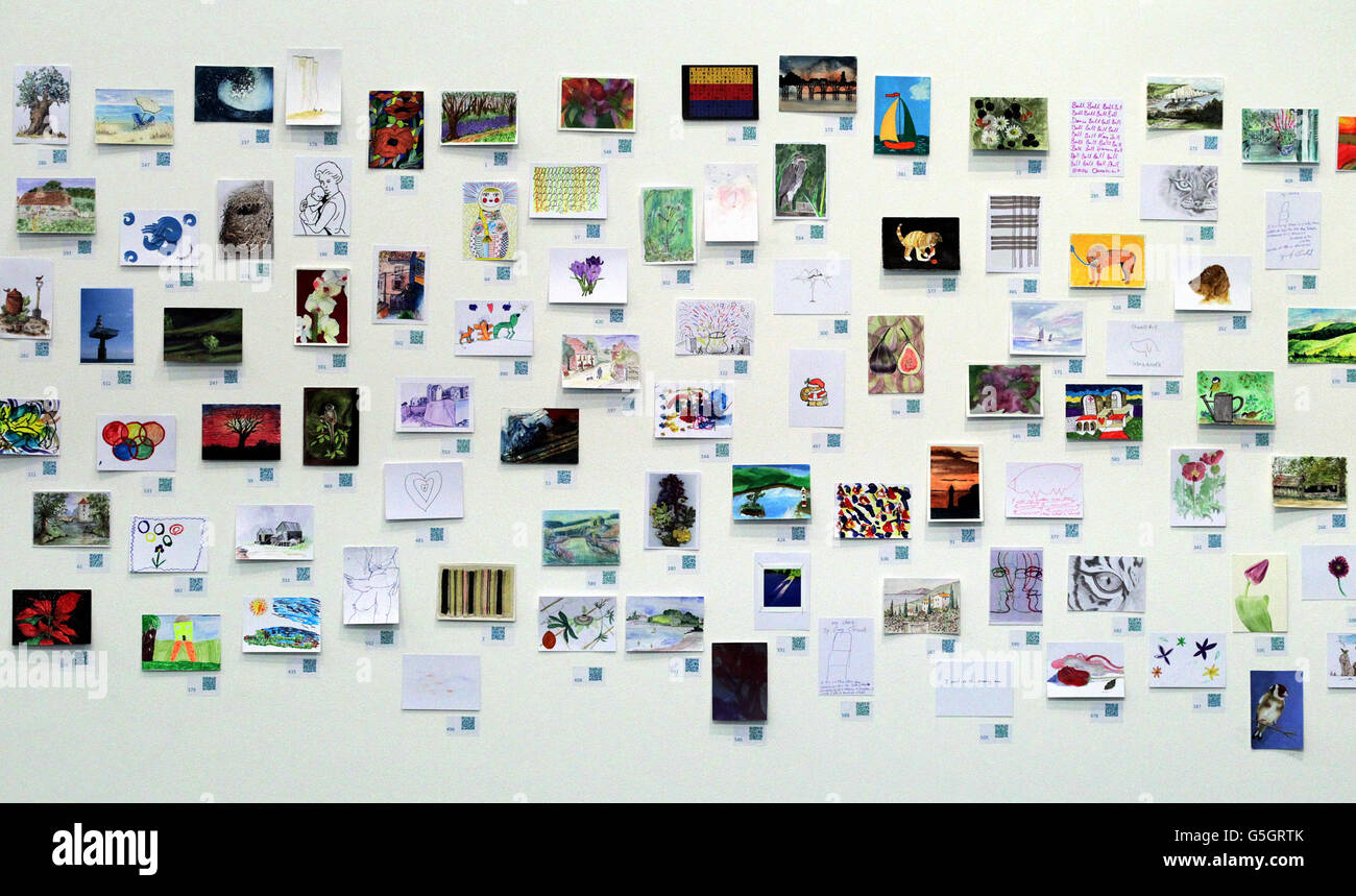 Cartes postales peintes dans le cadre de l'exposition et de la vente aux enchères Big Art Secret, qui comprennent des œuvres originales de Tracy Emin, David Hockney et David Cameron à la galerie Toor d'Eastbourne, dans l'est du Sussex, en aide à l'Hospice de St Wilfrid. Banque D'Images