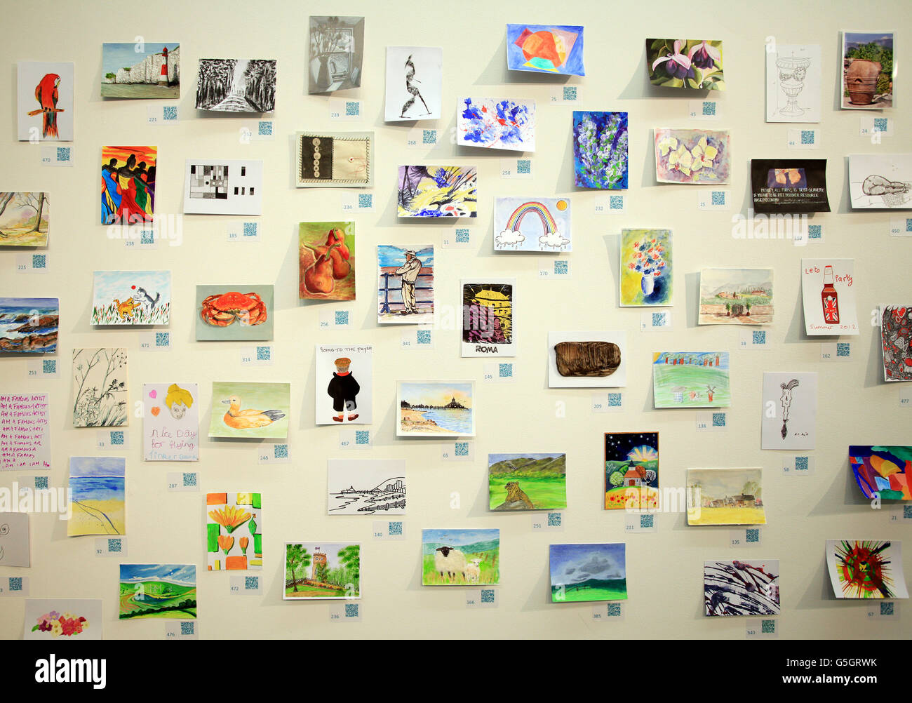 Cartes postales peintes dans le cadre de l'exposition et de la vente aux enchères Big Art Secret, qui comprennent des œuvres originales de Tracy Emin, David Hockney et David Cameron à la galerie Toor d'Eastbourne, dans l'est du Sussex, en aide à l'Hospice de St Wilfrid. Banque D'Images