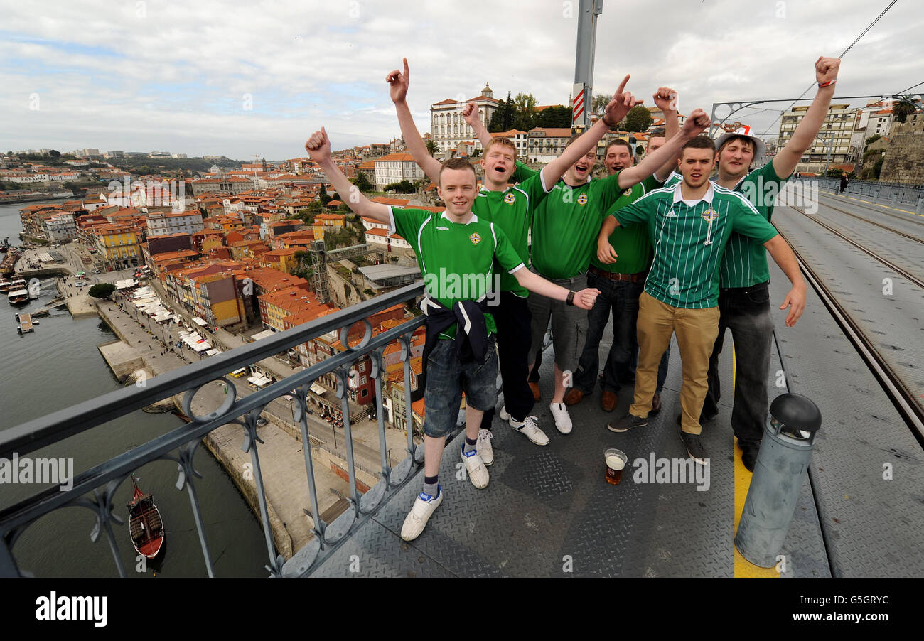 Les fans d'Irlande du Nord posent pour une photo sur le pont Dom Luis à Porto avant le match de qualification de la coupe du monde de la FIFA 2012 entre le Portugal et l'Irlande du Nord au Dragon Stadium, Porto, Portugal. Banque D'Images