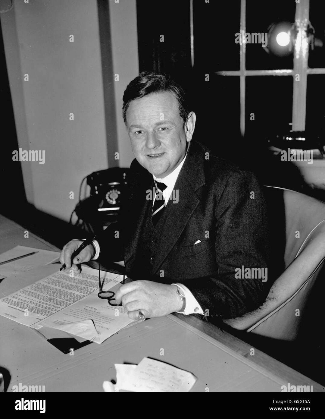 Le vicomte Hailsham, le premier jour de sa nomination au poste de ministre du Cabinet aux bureaux du ministère de l'éducation à Londres. Banque D'Images