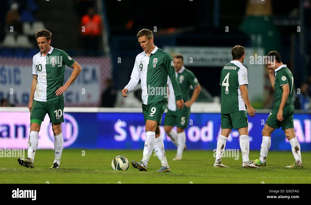 Steve Morison (au centre) et Andy King (à gauche), pays de Galles, ont l'air abattu après avoir concédé un deuxième objectif Banque D'Images