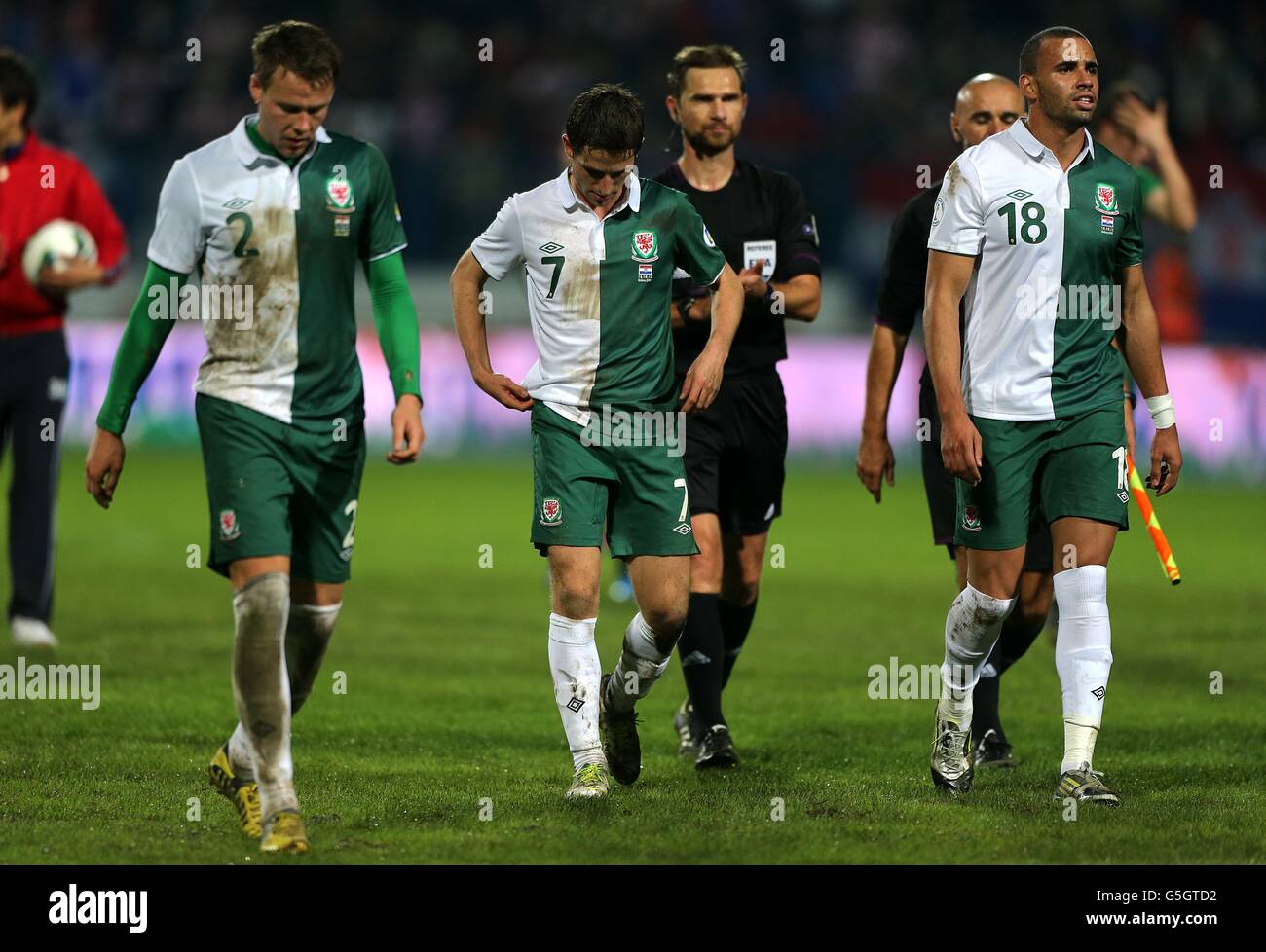 Football - coupe du monde de la FIFA 2014 - qualificateur - Groupe A - Croatie / pays de Galles - Stadion Gradski vrt.Chris Gunter (à gauche), Joe Allen (au centre) et Hal Robson-Kanu quittent le terrain abattu après le coup de sifflet final Banque D'Images