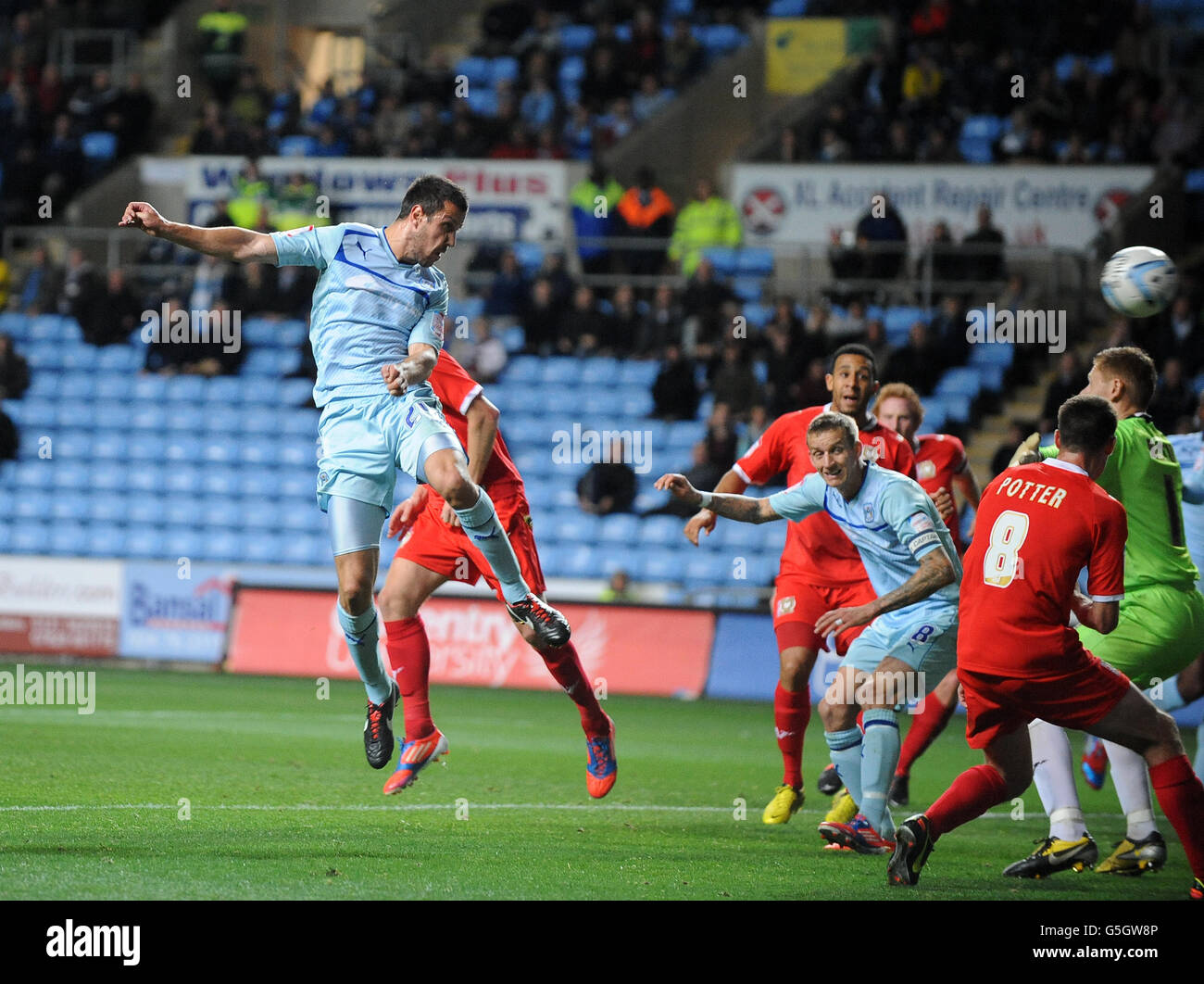 Football - npower football League One - Coventry City / Milton Keynes dons - Ricoh Arena. Richard Wood de Coventry City marque son premier but Banque D'Images