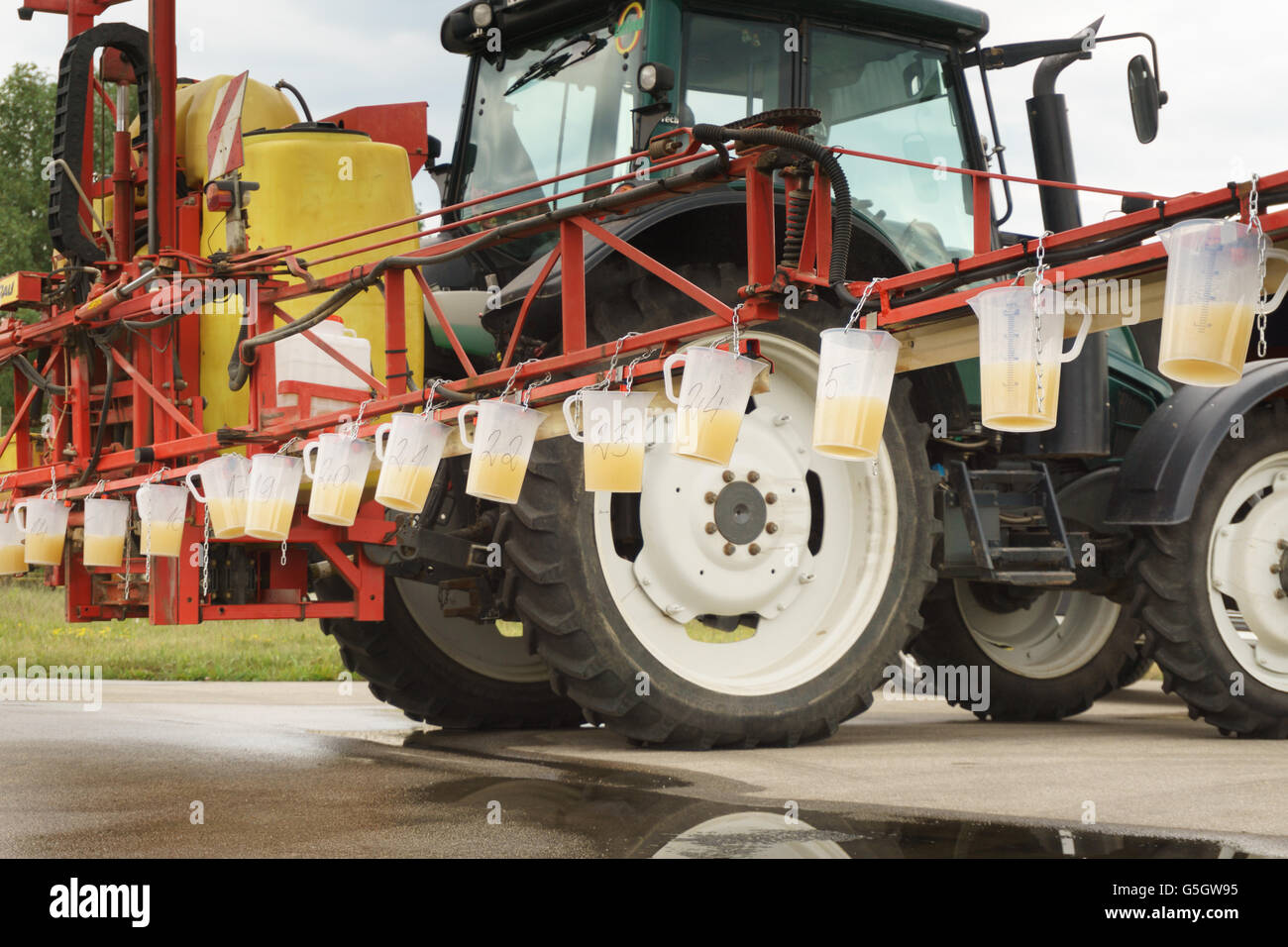 Réglage de la buse de pulvérisation du tracteur pour pulvérisateur insecticide fongicide pesticides Banque D'Images