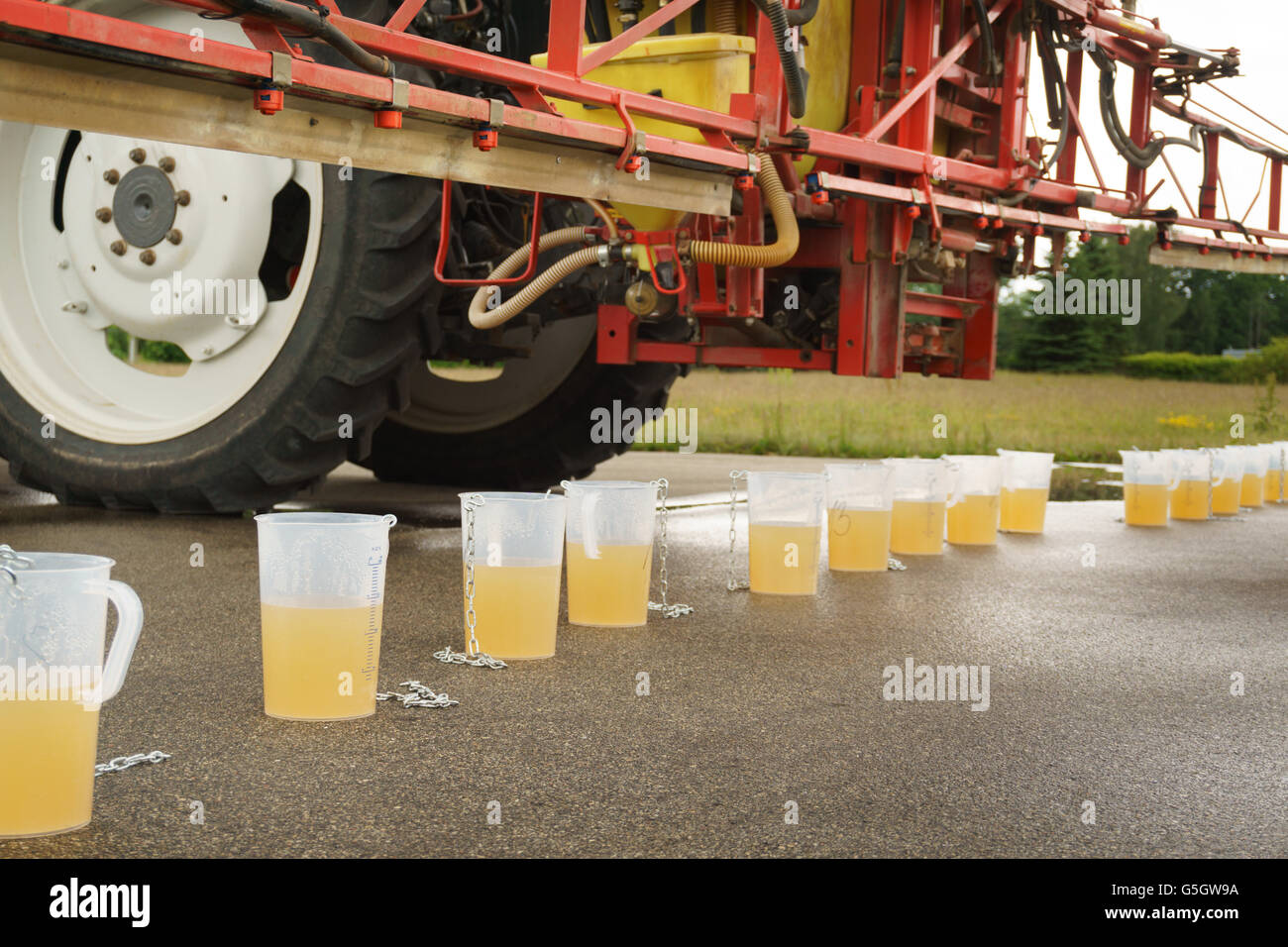Réglage de la buse de pulvérisation du tracteur pour pulvérisateur insecticide fongicide pesticides Banque D'Images