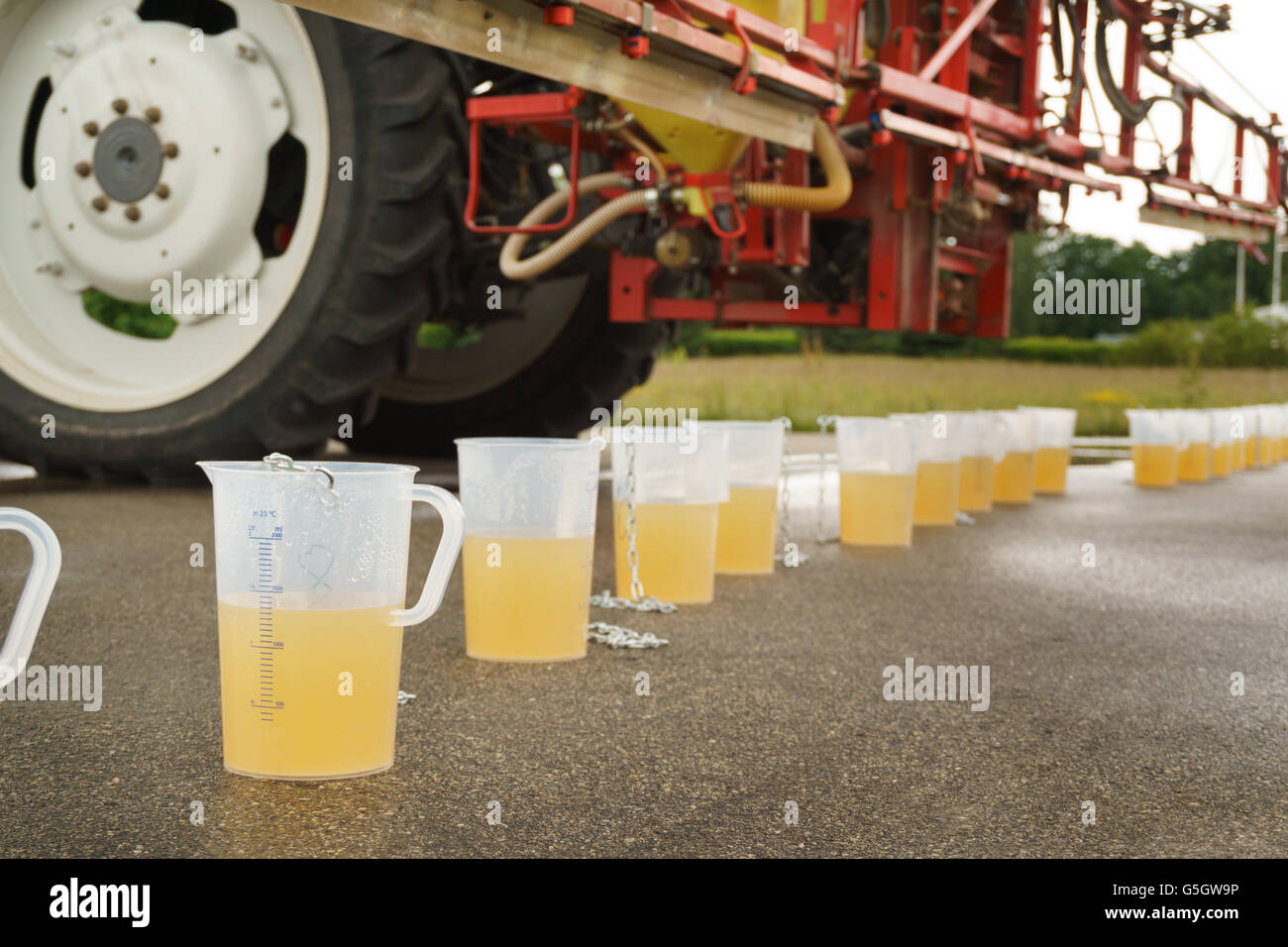 Réglage de la buse de pulvérisation du tracteur pour pulvérisateur insecticide fongicide pesticides Banque D'Images
