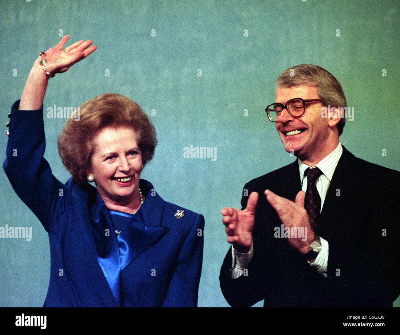 Le premier ministre John Major applaudit Margaret Thatcher à son arrivée à la Conférence du Parti conservateur à Blackpool. Banque D'Images