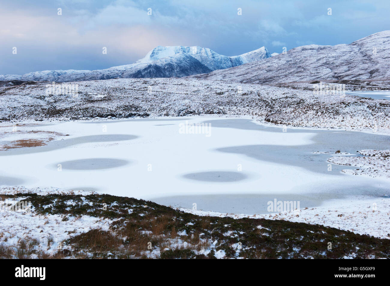 Ben Mor Coigach en hiver, à partir de la côte nord 500 Route nord d'Ullapool, Ross-shire, en Écosse. Banque D'Images