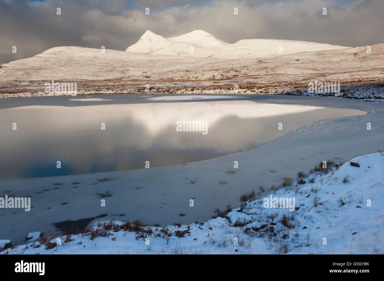 Cul Mor en hiver à partir de la Côte Nord Route 500, juste au nord de Ullapool - Ross-shire, en Écosse. Banque D'Images