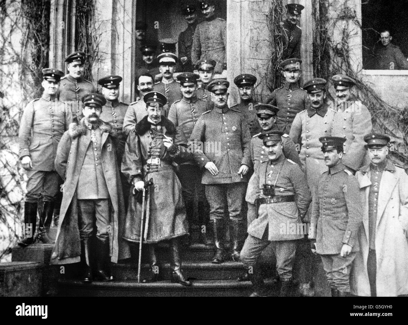 Le prince héritier Wilhelm à sa résidence temporaire, entouré de ses officiers. Banque D'Images