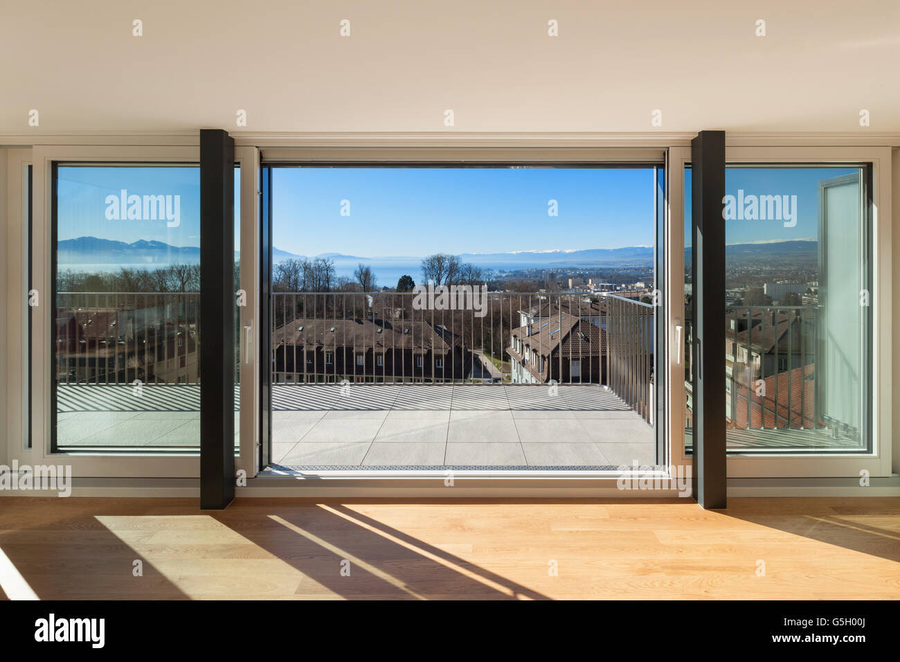 L'intérieur, fenêtre ouverte d'un appartement moderne, vue du salon Banque D'Images