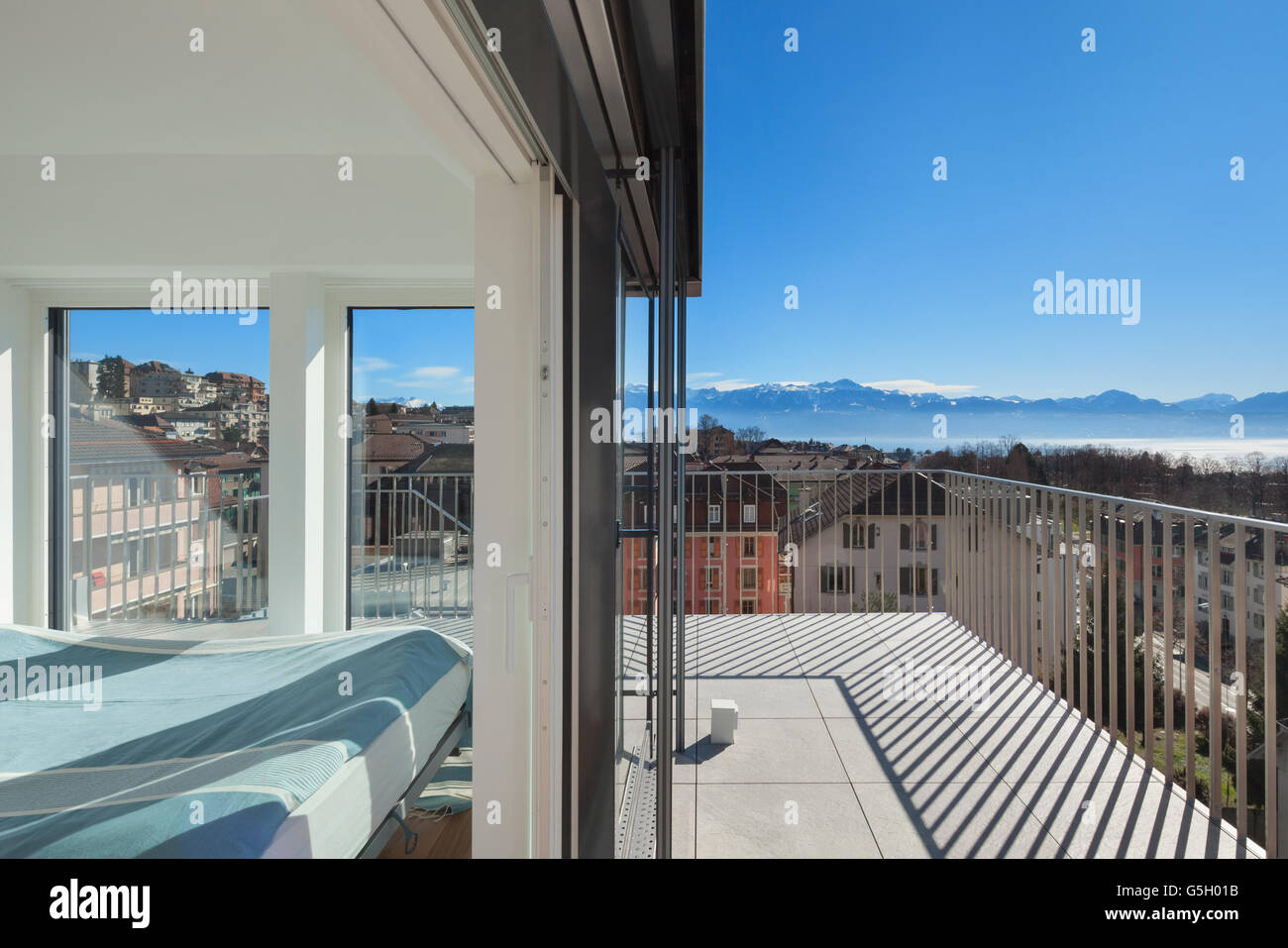 Belle vue sur les Alpes suisses, d'une terrasse d'un duplex Banque D'Images