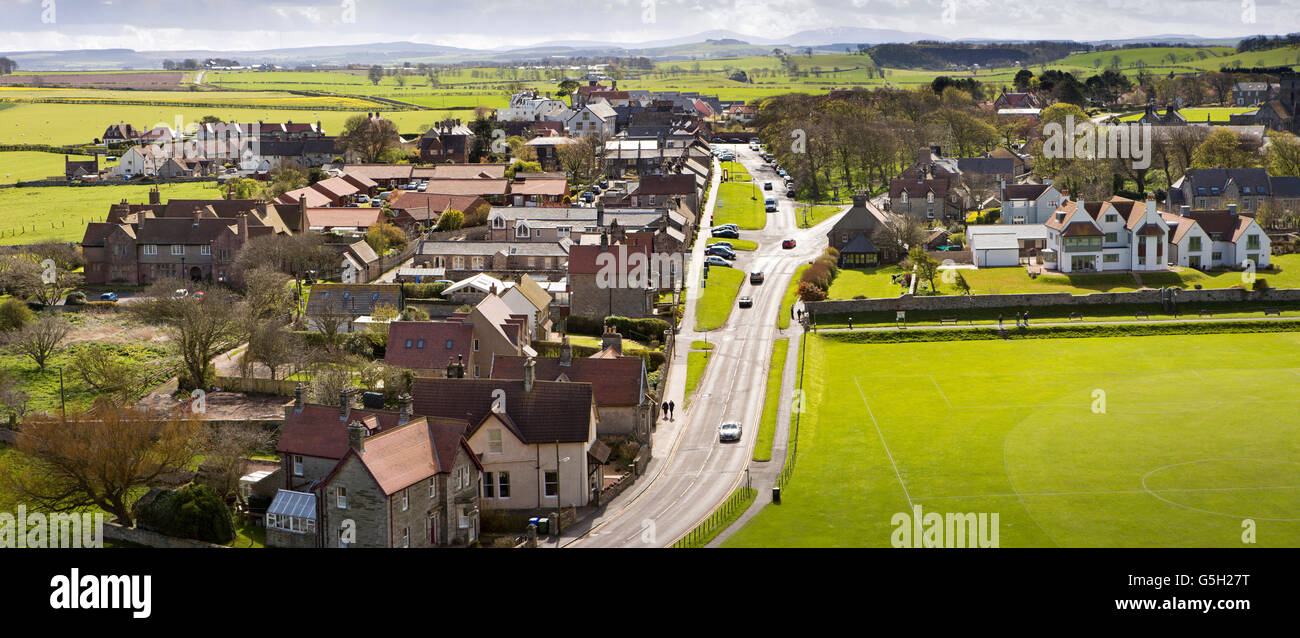 Royaume-uni, Angleterre, Bamburgh Northumberland, vue panoramique vue aérienne du village à partir d'anciens remparts Banque D'Images