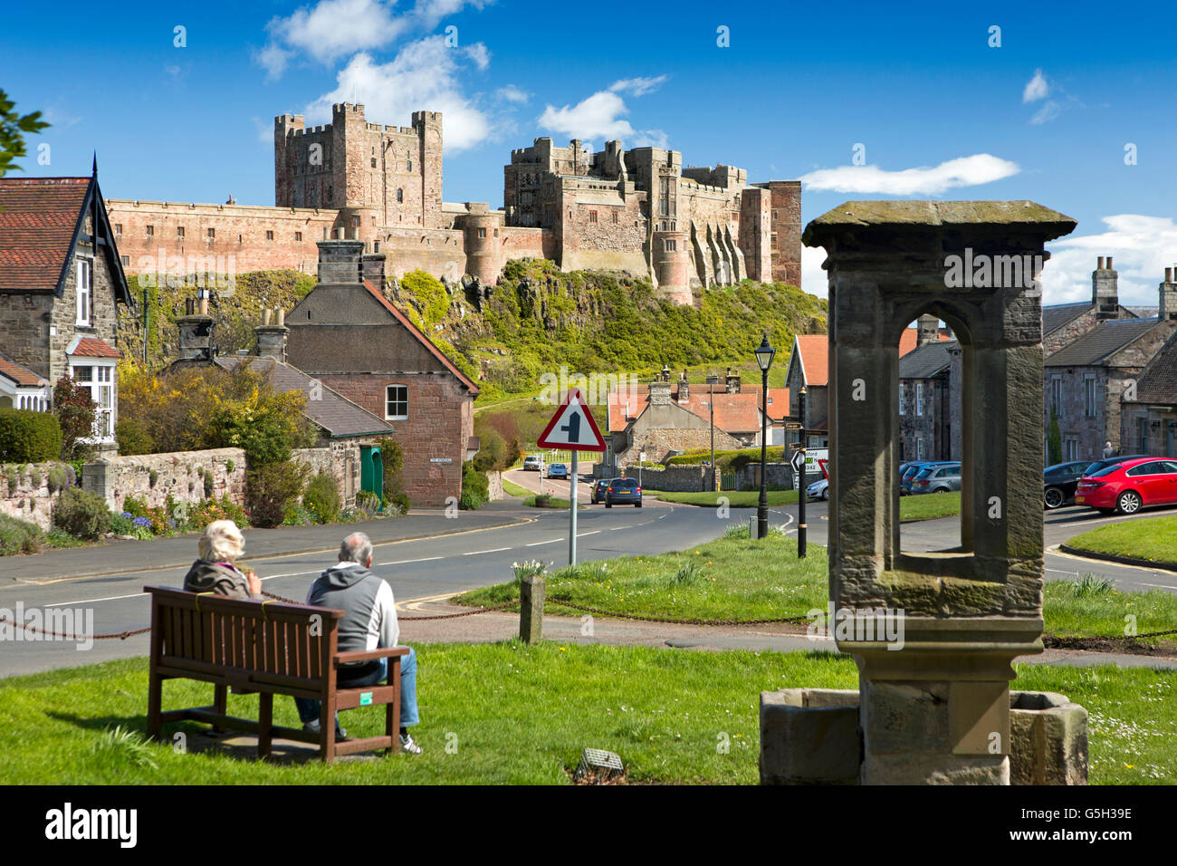 Numd044UK, en Angleterre, Northumberland, Château de Bamburgh, du village green Banque D'Images