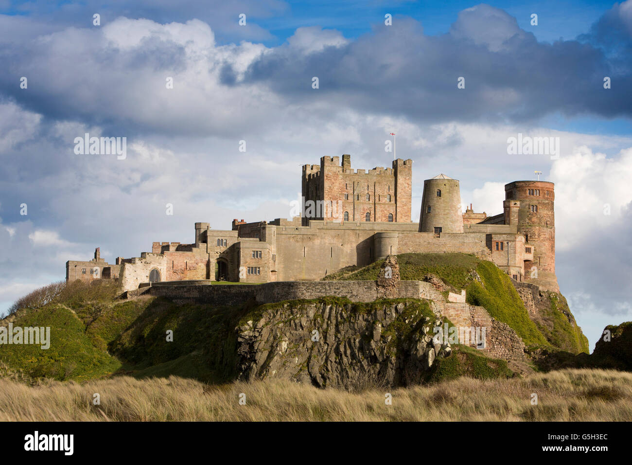 Royaume-uni, Angleterre, Château de Bamburgh Northumberland, à partir de la fin de l'après-midi, plage Wynding Banque D'Images