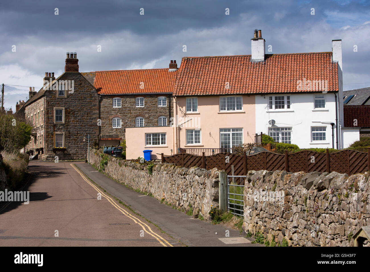 Royaume-uni, Angleterre, Northumberland Lindisfarne, Holy Island, Marygate, route de village en château Banque D'Images