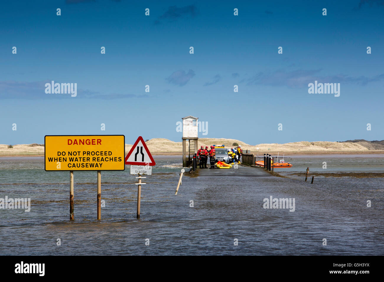 Royaume-uni, Angleterre Northumberland, Holy Island, les services d'urgence participant à visiteur bloqué sur causeway Banque D'Images