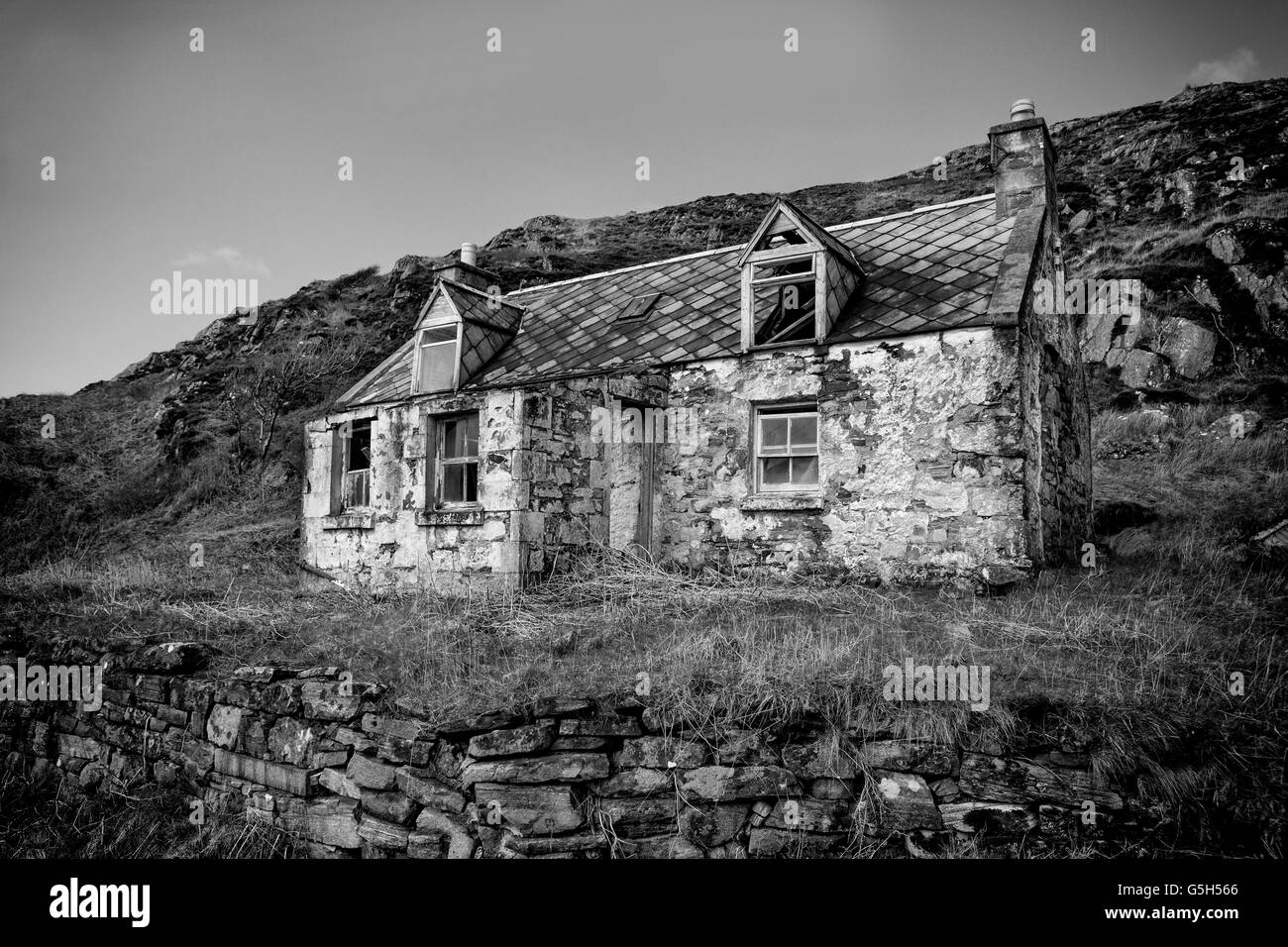 Un petit cottage à l'abandon dans les Highlands d'Ecosse Banque D'Images