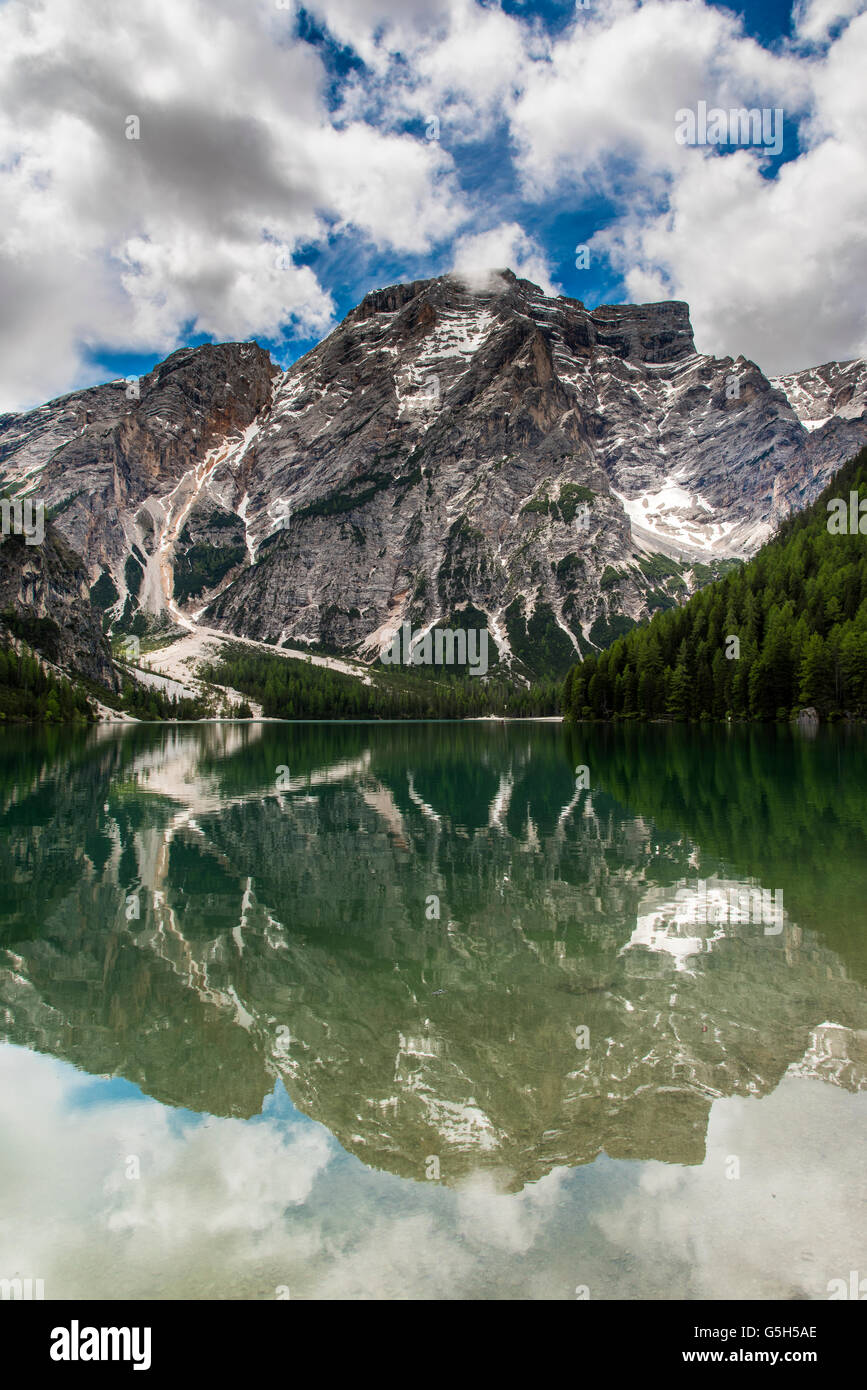 Le Lac de braies ou Pragser Wildsee avec Croda del Becco ou Seekofel derrière la montagne, le Tyrol du Sud, Italie Banque D'Images