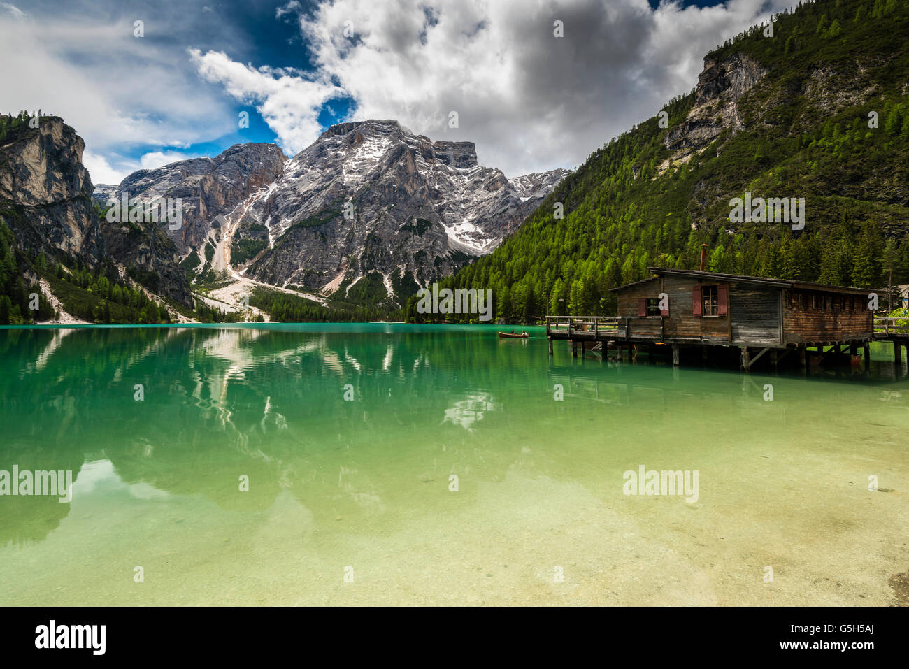 Le Lac de braies ou Pragser Wildsee avec Croda del Becco ou Seekofel derrière la montagne, le Tyrol du Sud, Italie Banque D'Images