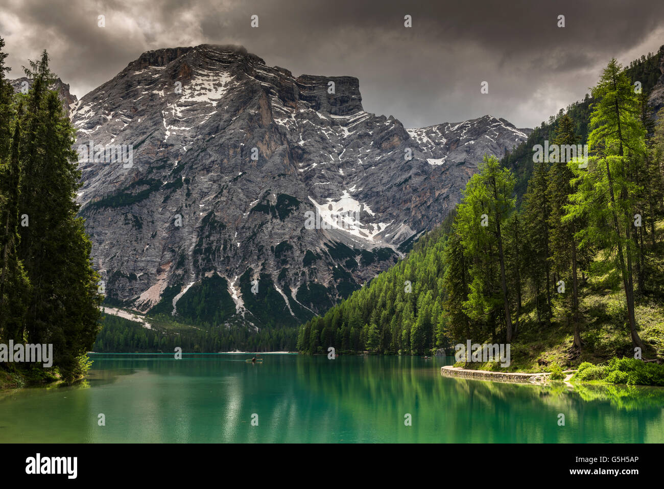 Le Lac de braies ou Pragser Wildsee avec Croda del Becco ou Seekofel derrière la montagne, le Tyrol du Sud, Italie Banque D'Images