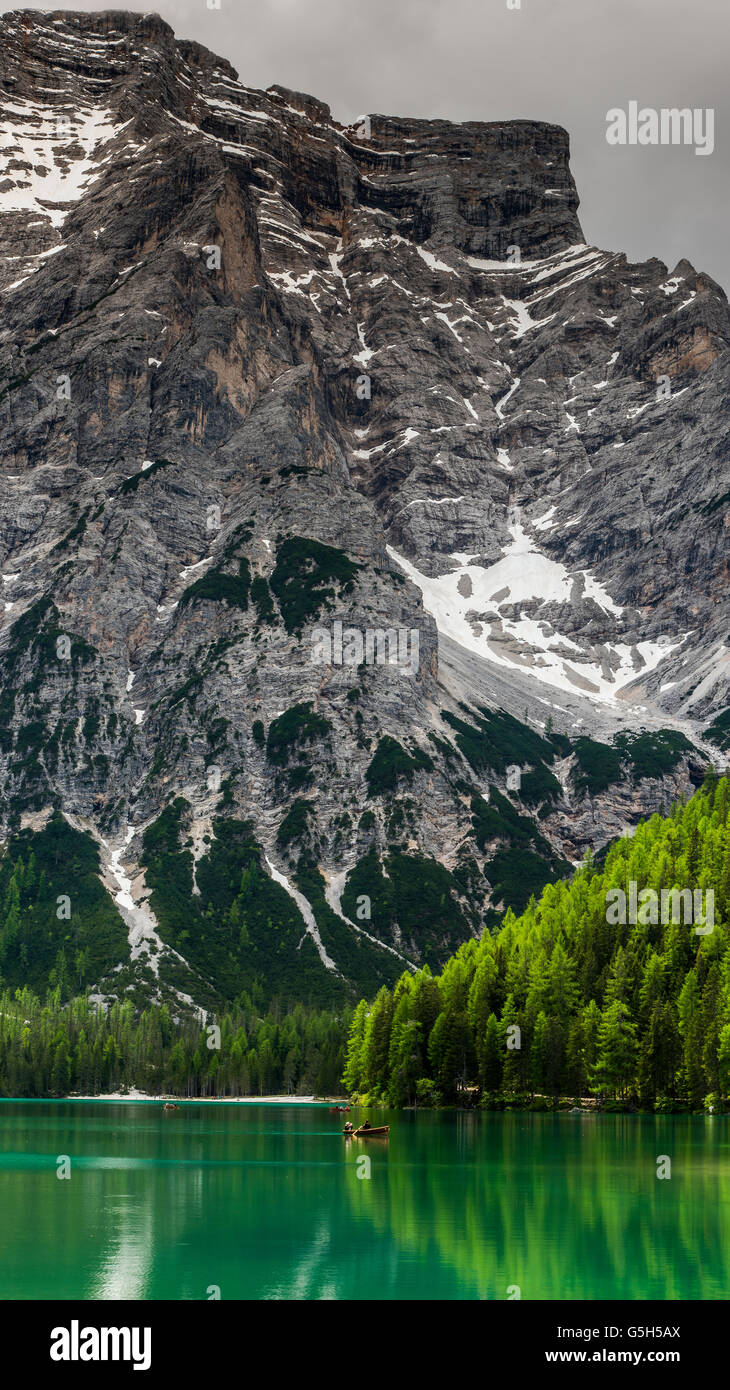 Le Lac de braies ou Pragser Wildsee avec Croda del Becco ou Seekofel derrière la montagne, le Tyrol du Sud, Italie Banque D'Images