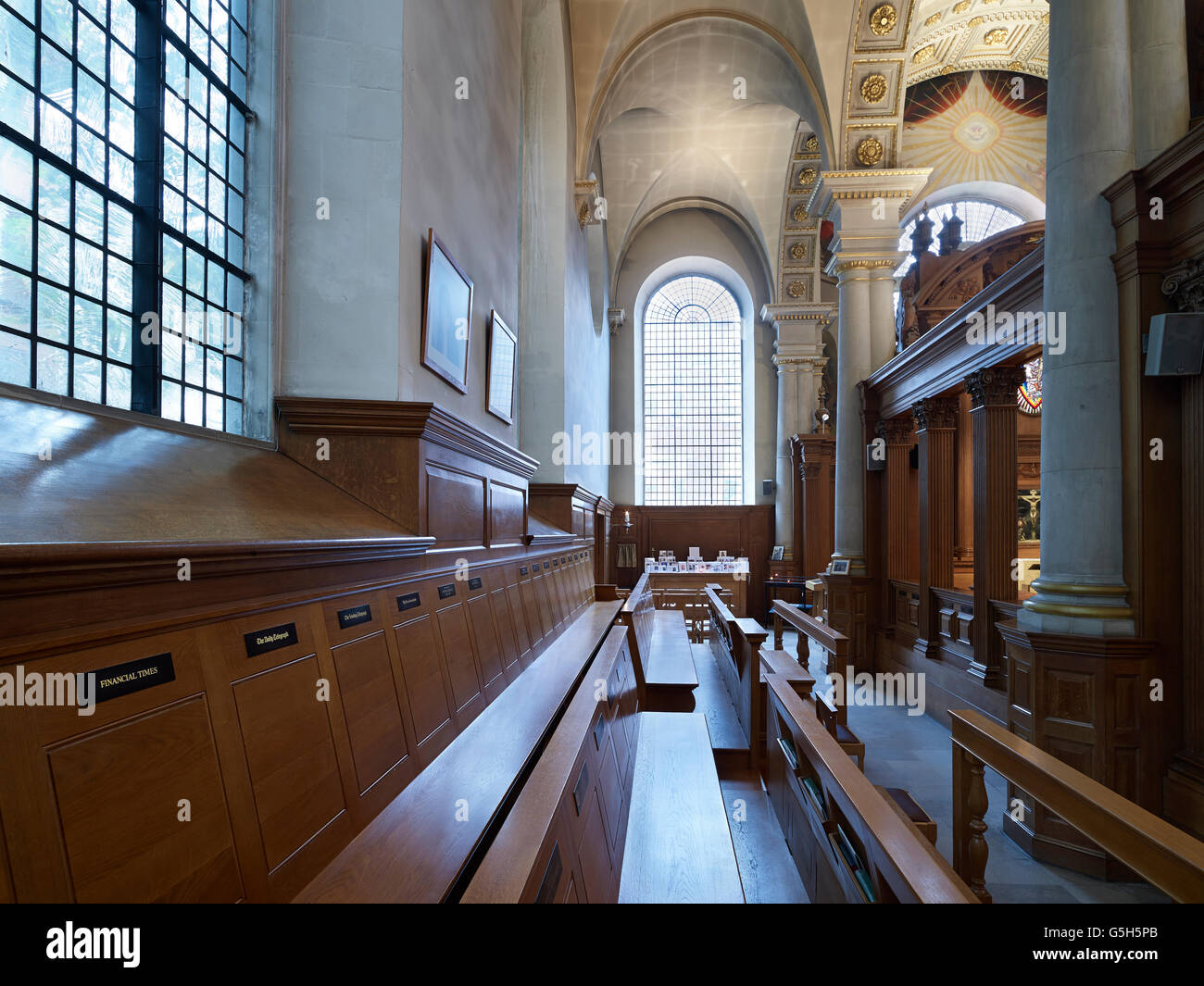 St Bride's Fleet Street, église de la ville de Londres, côté nord avec l'autel des journalistes. Banque D'Images