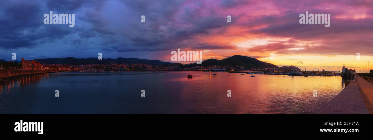 Panorama de port Getxo au coucher du soleil Banque D'Images