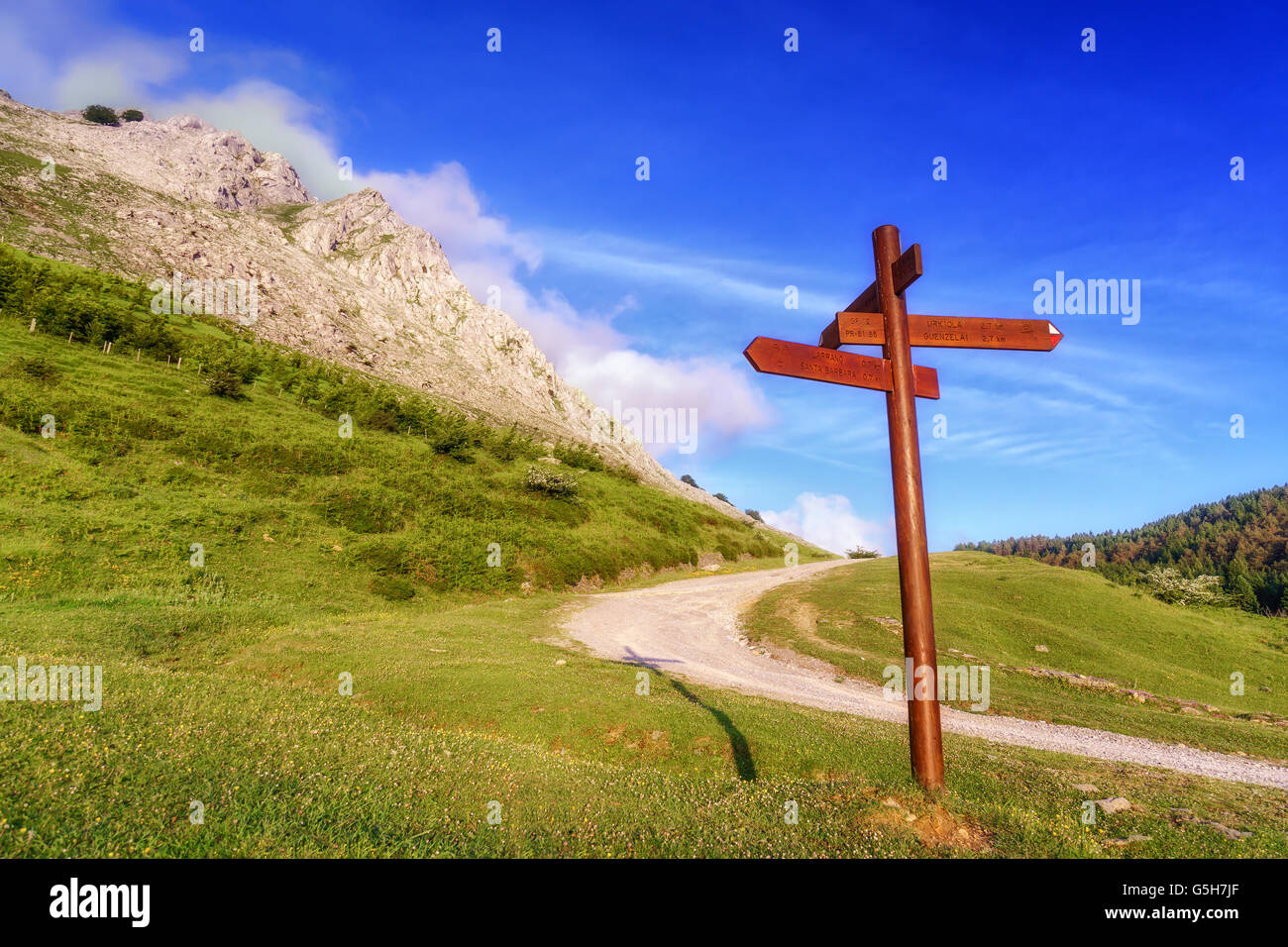 Panneau routier dans la montagne. Urkiola, Pays Basque Banque D'Images