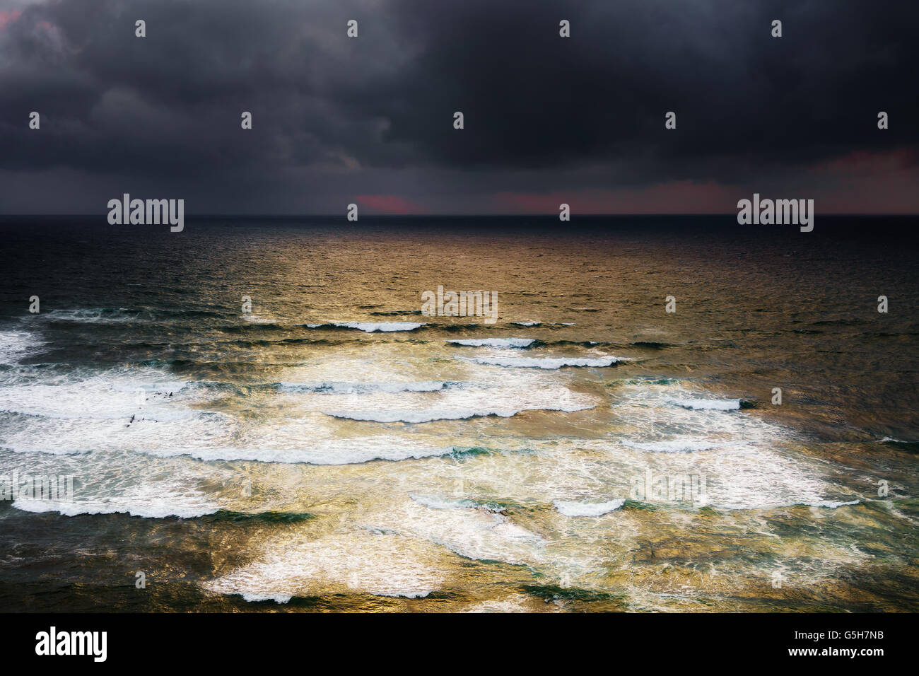Les nuages de tempête de vent avec seascape Banque D'Images