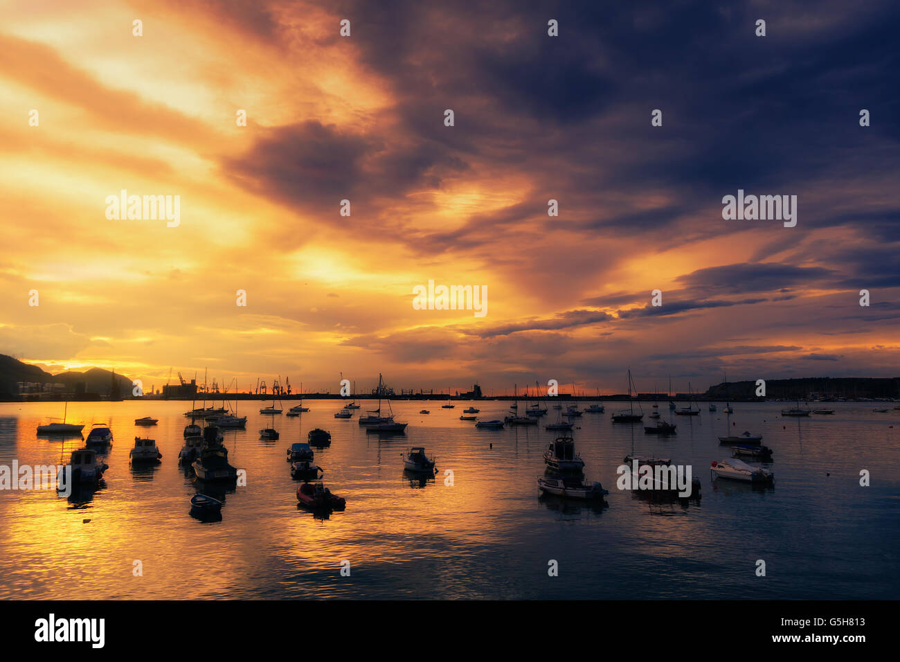 Bateaux à Getxo au coucher du soleil Banque D'Images