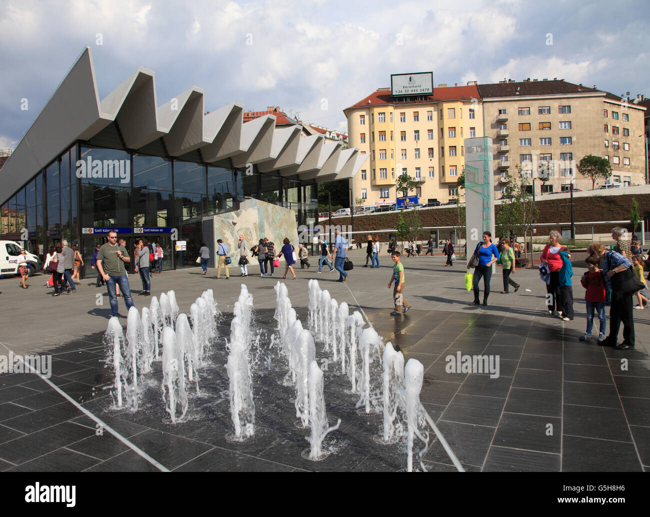 Hongrie Budapest Széll Kálmán Square métro fontaine personnes Banque D'Images