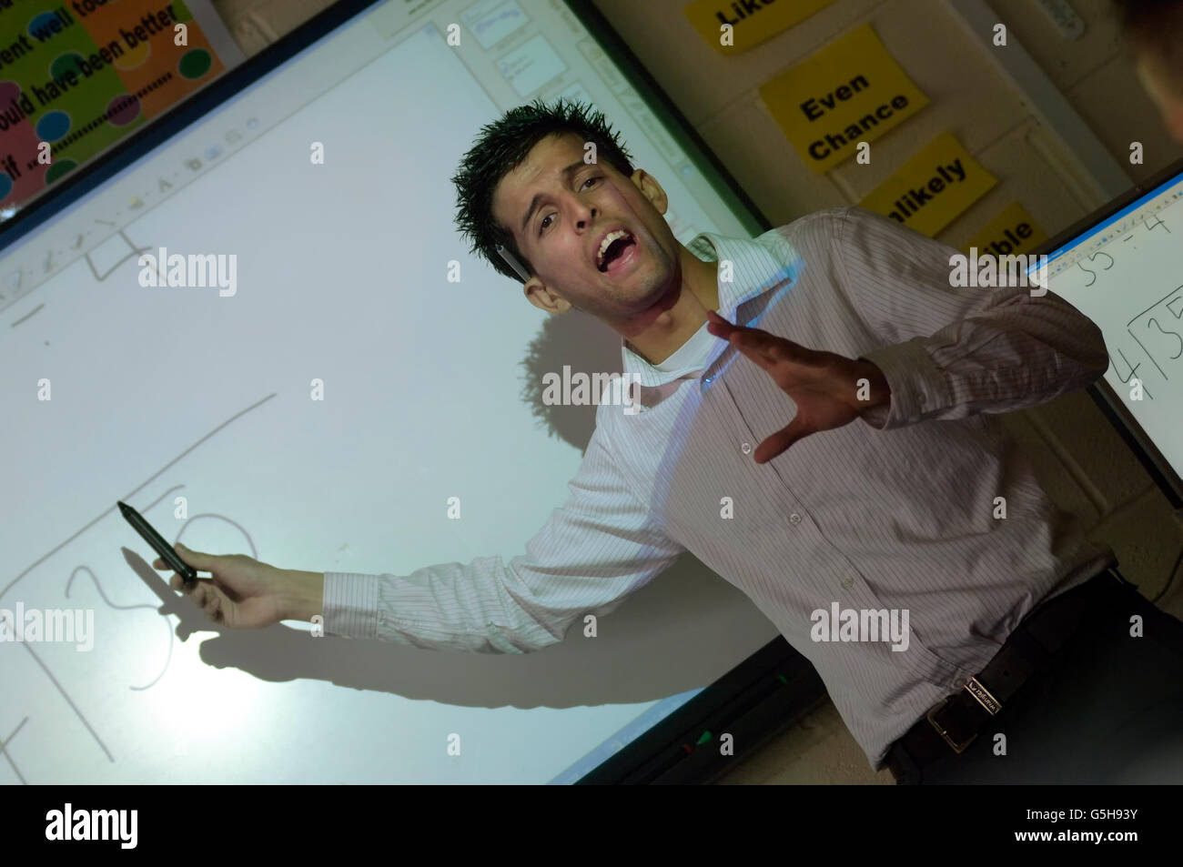Professeur de mathématiques de l'école secondaire à l'aide d'un tableau blanc interactif. L'Angleterre. UK Banque D'Images