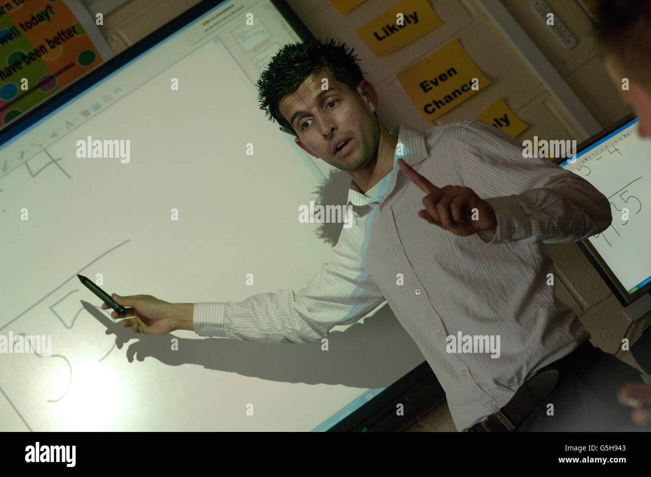 Professeur de mathématiques de l'école secondaire à l'aide d'un tableau blanc interactif. L'Angleterre. UK Banque D'Images