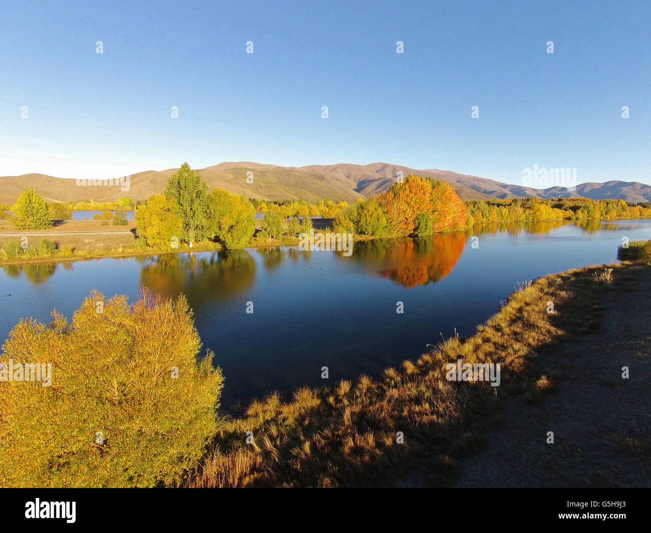 Kellands étang, près de Twizel, District de Mackenzie, South Canterbury, île du Sud, Nouvelle-Zélande - Antenne de drone Banque D'Images