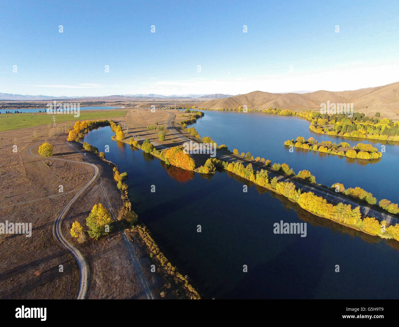 Kellands étang, State Highway 8, et bras Wairepo, lac Ruataniwha, près de Twizel, District de Mackenzie, Nouvelle-Zélande - Antenne de drone Banque D'Images