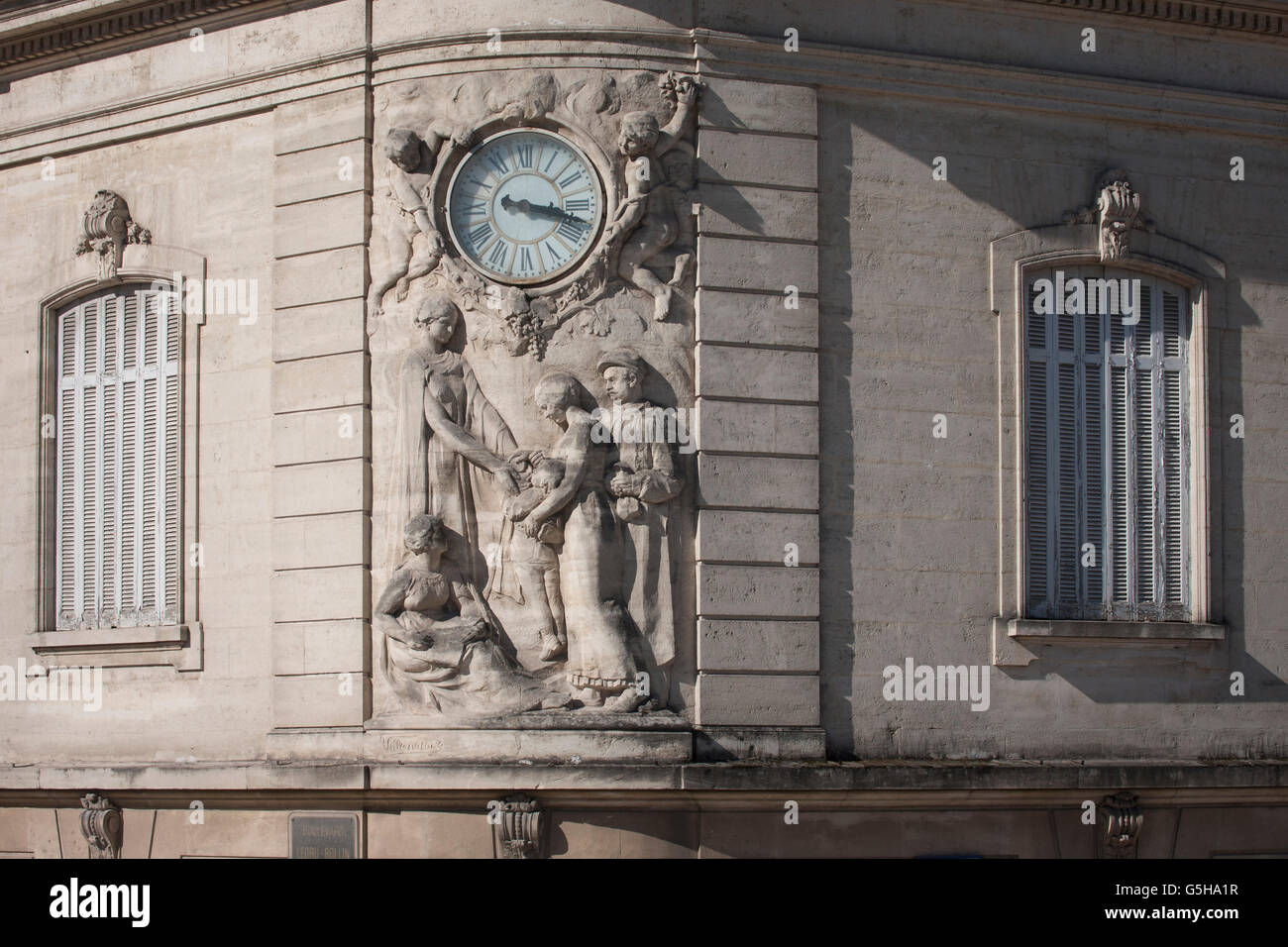 Des reliefs et couleurs sur l'extérieur de la Caisse d'Epargne sur le  Boulevard Ledru Rollin, Montpellier, France Photo Stock - Alamy