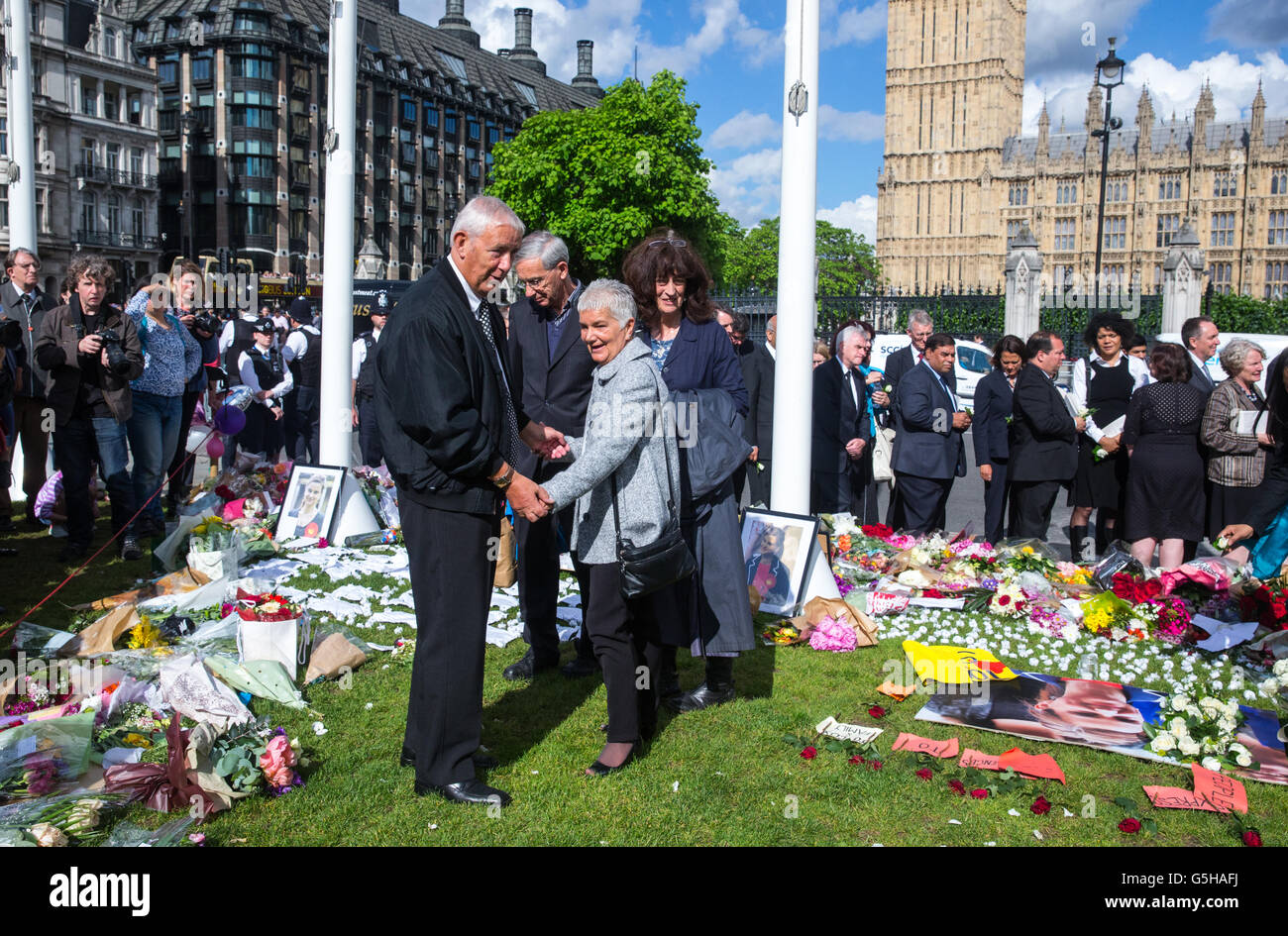 Les parents de assassiné Labour Party MP Jo Cox, Gordon et Jean Leadbeater,regardez les tributs floraux à l'extérieur du Parlement Banque D'Images