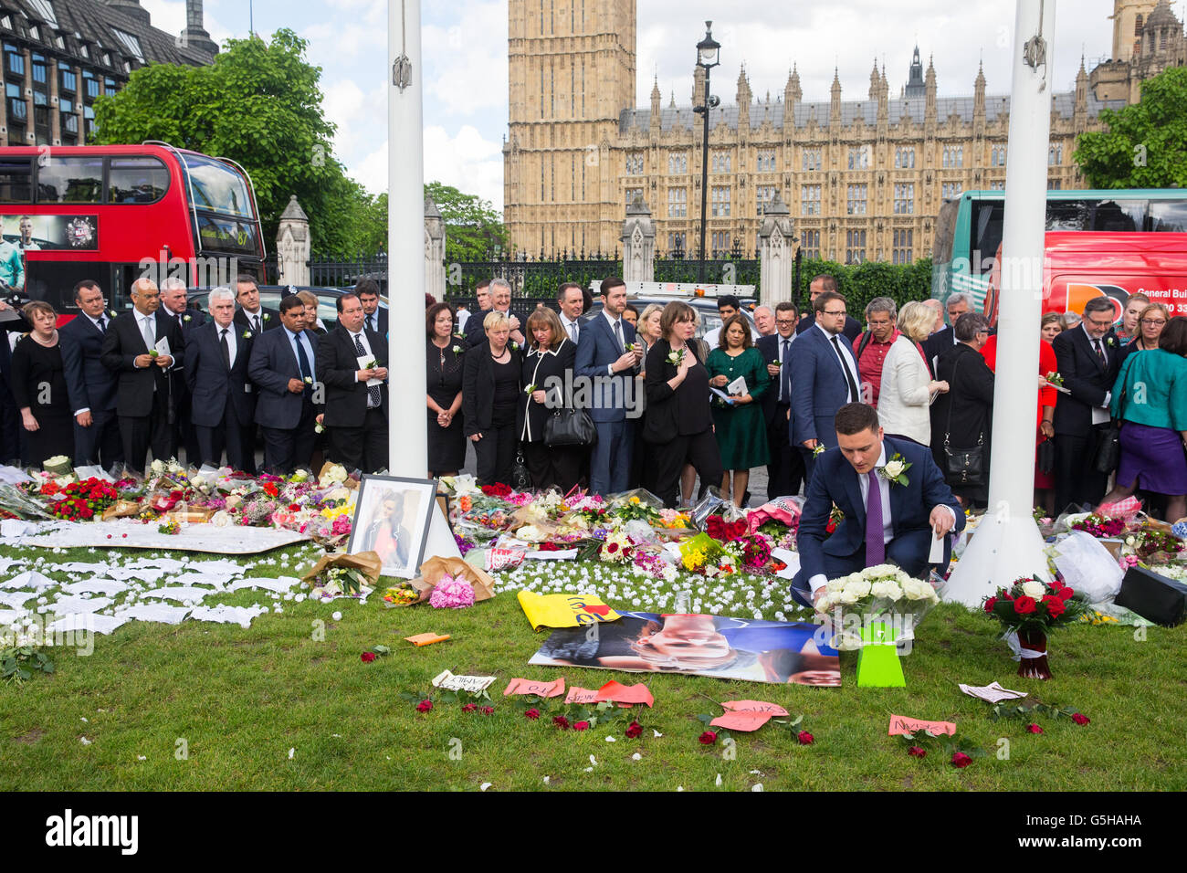 Wes Streeting MP dépose une gerbe à la mémoire des assassinés Labour Party MP Jo Cox à l'extérieur du Parlement Banque D'Images