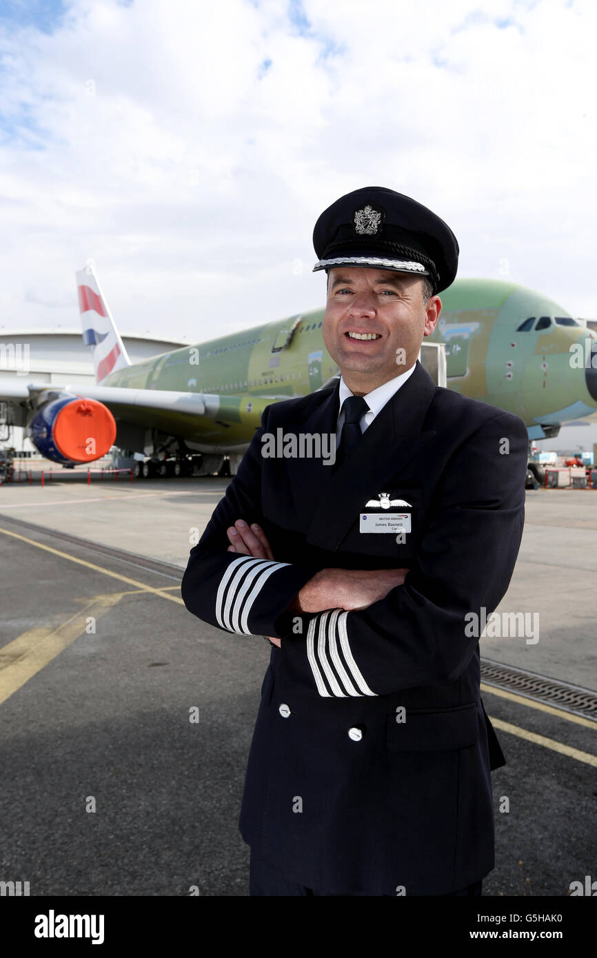 British Airways A380 Capitaine James Basnet devant le premier avion A380 de la compagnie aérienne à l'usine Airbus de Toulouse, France. Banque D'Images