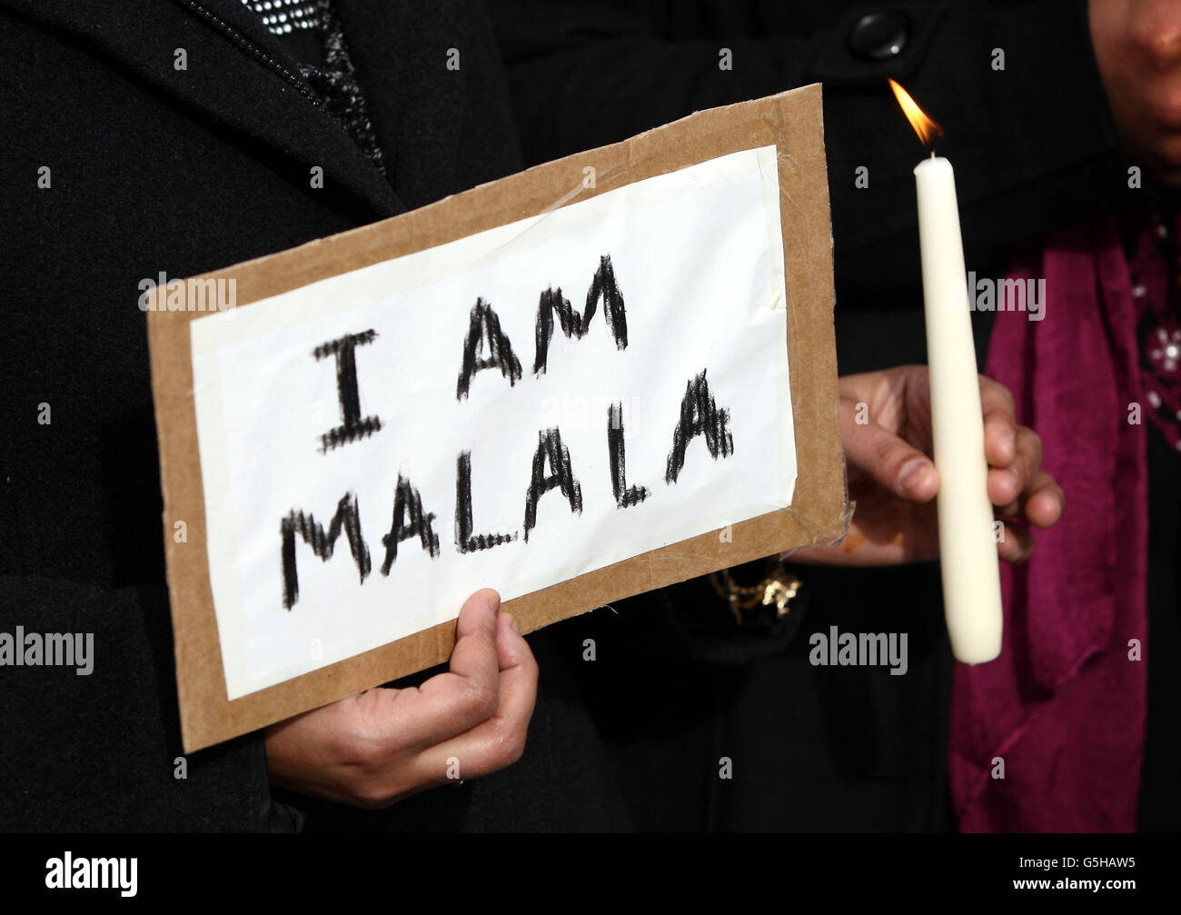 Les militants se réunissent aujourd'hui pour une vigile pour la jeune fille de 14 ans Malala Yousafzai, sur la place Victoria de Birmingham. Banque D'Images