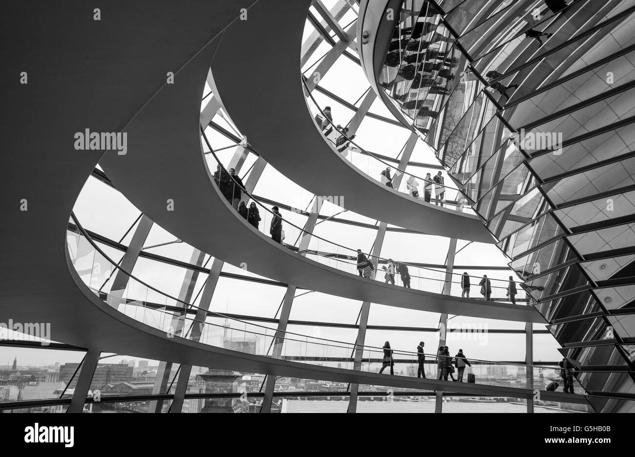 L'intérieur du dôme de verre conçu par Sir Norman Foster pour la rénovation du bâtiment du Reichstag à Berlin, Allemagne Banque D'Images