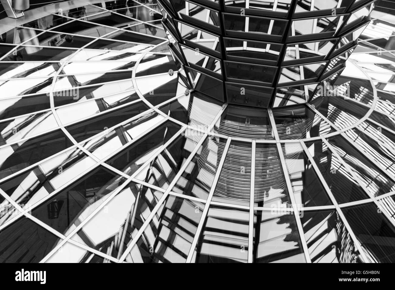 L'intérieur du dôme de verre conçu par Sir Norman Foster pour la rénovation du bâtiment du Reichstag à Berlin, Allemagne Banque D'Images