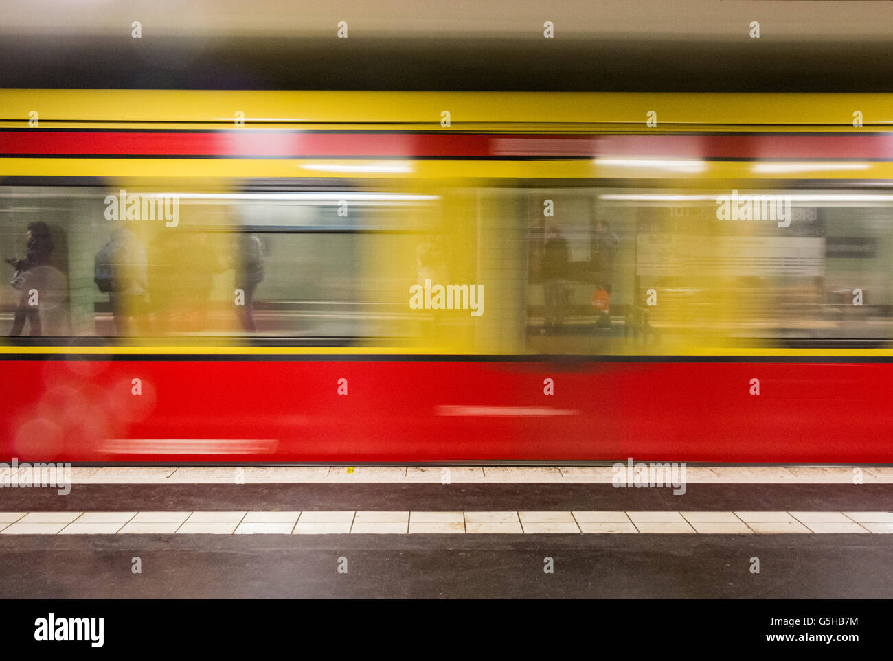 Train dans le U-Bahn station, Berlin, Allemagne Banque D'Images