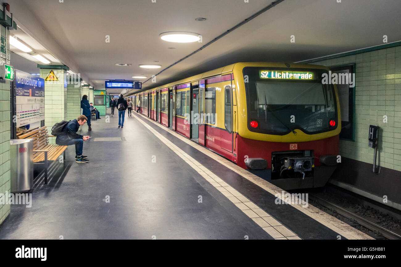 La station de U-Bahn avec train approchant, Berlin, Allemagne Banque D'Images