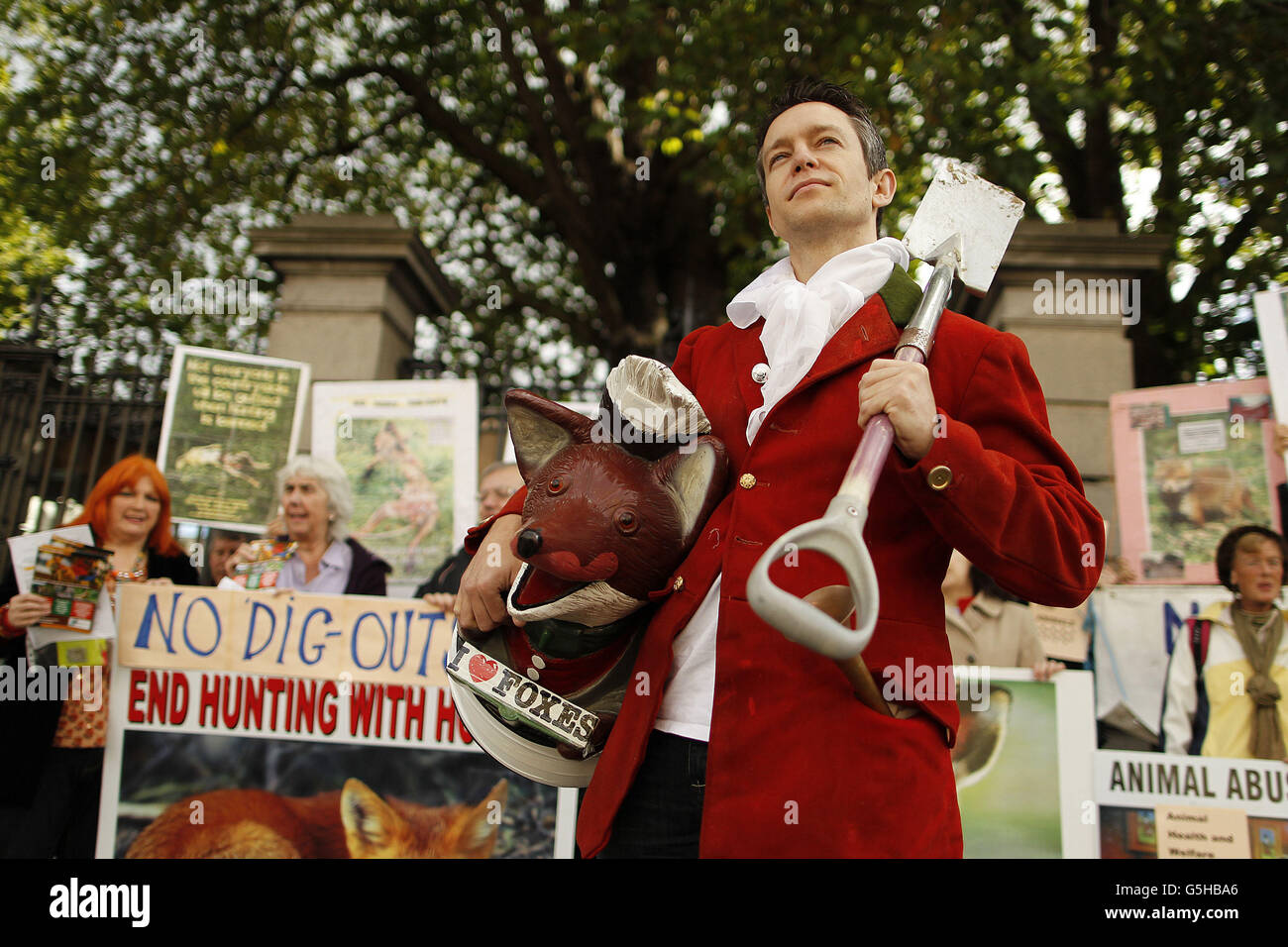 David Scully s'habille comme un chasseur lors de la protestation de l'Association of Hunt saboteurs Ireland contre les exemptions proposées par le gouvernement pour les Hunts et les courtisans dans le nouveau projet de loi sur la protection des animaux. Banque D'Images