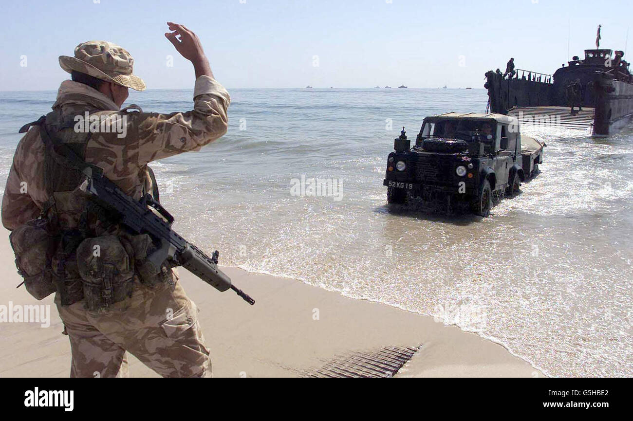 Royal Marines Commandos de 40 Commando (Bravo Company), prennent leurs positions après être arrivés par un embarcation amphibie sur Purple Beach, Oman dans le cadre de l'exercice Saif Sareea 2.*.., un exercice militaire bilatéral dans la région.Plus de 20,000 soldats ont été déployés à partir du Royaume-Uni et de l'Allemagne pour s'entraîner aux côtés des forces omanaises. Banque D'Images